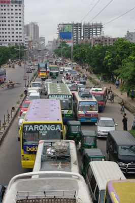 방글라데시 수도 다카는 만성적인 교통체증과 매연에 시달린다.