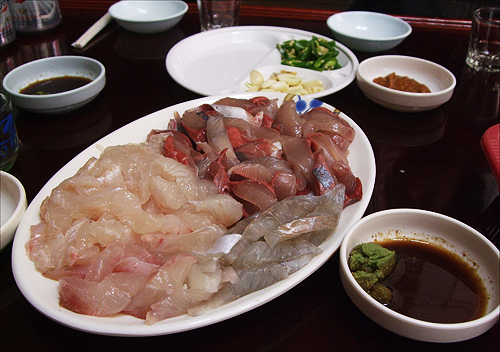섬마을에서 맛보는 생선회는 천하 일미! 　