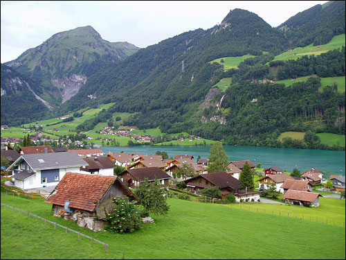 스위스 여행을 할 때에는 목 디스크에 주의할 것. 차창 밖의 아름다운 풍경에 넋놓다 보면 고개가 제 자리로 돌아올 기회가 별로 없다.