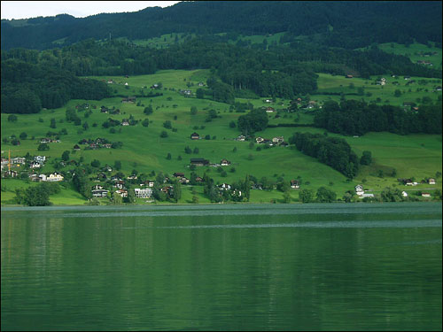 스위스 관광열차에는 4개 노선이 있다. 루체른에서 인터라켄 가는 길은 '골든패스라인'에 해당한다. 창 밖으로 보이는 호숫가 마을