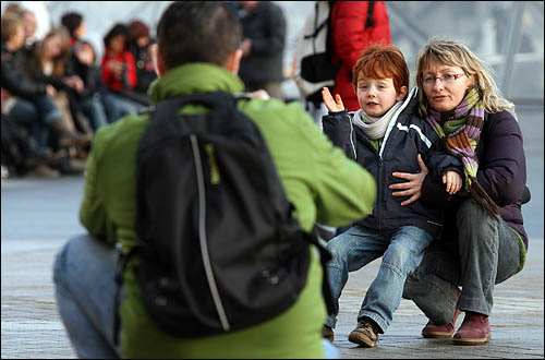 2009년 출산율도 2.0대를 기록하며 저출산 극복 정책이 성공한 나라로 꼽히는 프랑스 파리에서 부모를 따라나선 한 아이가 카메라를 향해 귀여운 표정을 짓고 있다.