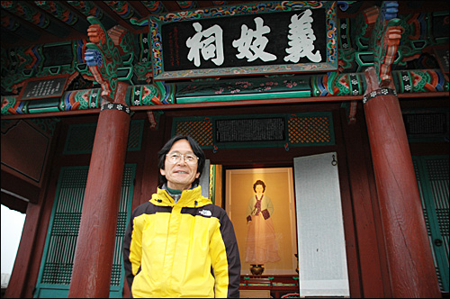 '세계평화 안중근 의사 추모 여행'을 하고 있는 일본인 데라시타 다케시씨가 27일 진주성 의기사 앞에 서 있다.