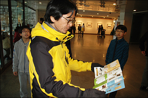 안중근 의사의 평화정신을 배우기 위해 한국 도보순례에 나선 일본인 데라시타 다케시씨가 27일 국립진주박물관을 찾았다.