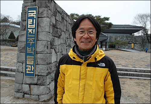 안중근 의사의 평화정신을 배우기 위해 한국 도보순례에 나선 일본인 데라시타 다케시씨가 27일 국립진주박물관을 찾았다.