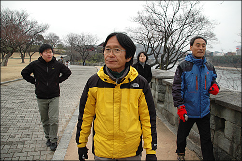  안중근 의사의 평화정신을 배우기 위해 한국 도보순례에 나선 일본인 데라시타 다케시씨가 27일 진주성을 둘러 보았다.