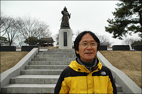 안중근 의사의 평화정신을 배우기 위해 한국 도보순례에 나선 일본인 데라시타 다케시씨가 27일 진주성을 찾아 김시민장군 동상 앞에서 사진을 찍었다.