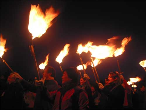 달집과 오름에 불을 놓으러 가는 횃불들의 행진 (제주들불축제)