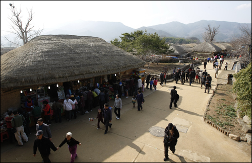 낙안읍성 민속마을. 옛 조선시대로 시계바늘을 돌려놓은 것처럼 고풍스런 누각과 초가집이 있어 정겹다. 