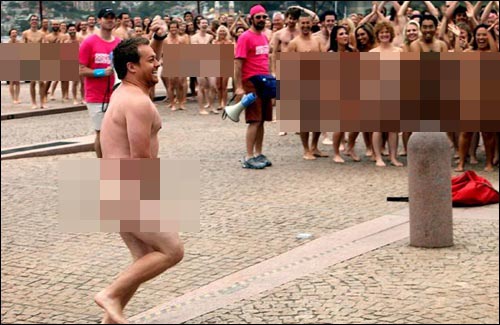 <채널7> 기상캐스터가 나체촬영에 참여하기 위해 옷을 벗고 참가자들 속으로 달려가고 있다.