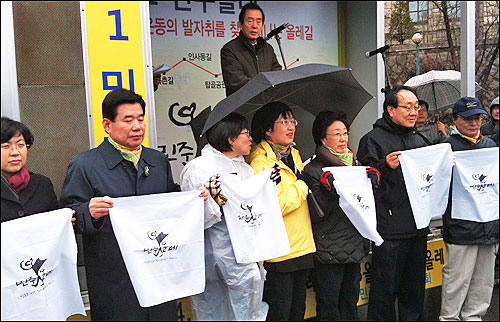 민주올레 제안자들. 김삼웅 전 독립기념관장이 발언하고 있고 우측부터 이해찬 전 총리, 이계안 전 의원, 한명숙 전 총리, 김진애 민주당 의원, 이강실 한국진보연대 대표, 김진표 민주당 최고위원, 이정희 민주노동당 의원.