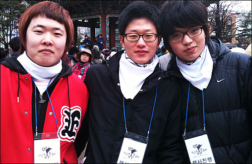 민주올레 자원봉사요원(?). 왼쪽이 작년 3.1절에는 집에서 뒹굴뒹굴했다는 오정석씨, 우측으로 정원대씨, 이동욱씨.