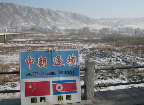 두만강을 사이에 두고 북한의 남양과 국경을 이루고 있는 도문. 왼편으로 보이는 다리 건너편이 남양시이며, 다리 중간에 붉은색과 하늘색으로 국경선을 표시하고 있다.