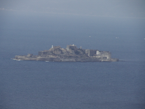 멀리서 바라본 '군함도' 하시마. 지금은 36년동안 아무도 살지 않는 폐허의 섬이 되었다.