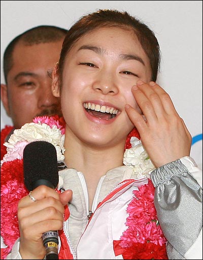  2일 오후 인천공항에서 열린 '2010 밴쿠버 동계올림픽 선수단' 귀국 기자회견에서 기자들의 질문에 답변하던 김연아 선수가 활짝 웃고 있다.