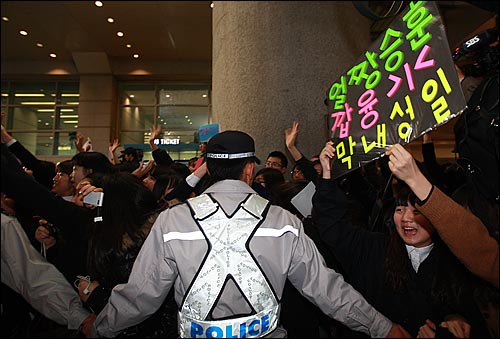  2010 밴쿠버 동계올림픽 한국 선수단이 2일 오후 인천국제공항을 통해 입국한 뒤 버스를 타고 공항을 나서자 팬들이 손을 흔들어 보이고 있다.