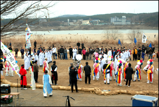 2월 27일 여주 남한강 둔치에서 열린 두레싸움. 여주 주둔 군부대의 병사들이 재현을 했다.