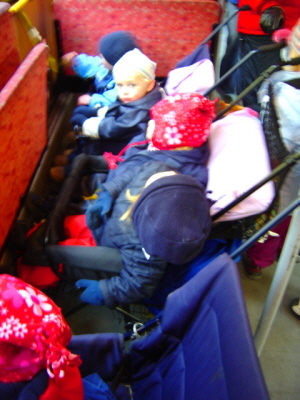 유모차를 타고와 영화를 관람한 어머니와 함께 버스를 타고 집으로 가는 스웨덴 스톡홀름의 아이들

