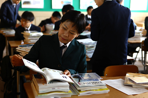 초등학교졸업44년만에 중학생된 김진순(여.57)씨 중학교교과서를 감개무량한 표정으로 들여다 보는 김씨는 3일 서산음암중학교에 입학했다.