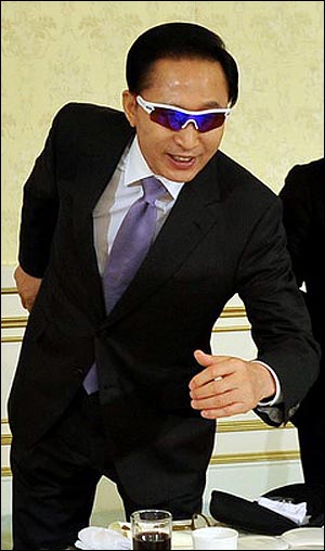 2010년 3월 3일 낮 청와대에서 열린 '2010 밴쿠버 동계올림픽 선수단' 환영 오찬에서 이명박 대통령이 모태범 선수로부터 선물받은 선글라스를 쓰고 스케이팅 선수 흉내를 내고 있다.