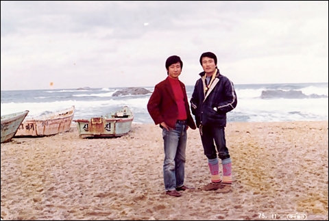 형님하고 설악산에 다녀오다 동해안 바닷가에서(1975년11월)
