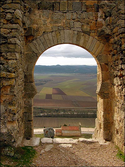 고르마스 성 문에서 내려다 보이는 에르미타.