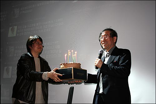 이날이 박원순 변호사 생일이란 사실이 트위터를 통해 뒤늦게 알려져 즉석에서 생일 파티가 열렸다.