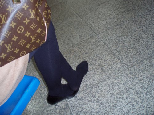 김 모 여성이 지하철에 신발이 빠져 한 짝만 신고 앉아 있다. 