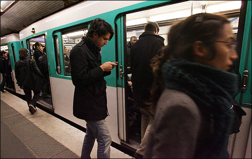 프랑스 파리의 지하철을 이용하는 시민들.