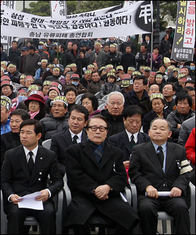 박찬종 전 의원이 지난 2일 충남 태안군청 광장에서 열린 고(故) 성정대(53)씨의 영결식에 참석했다.
