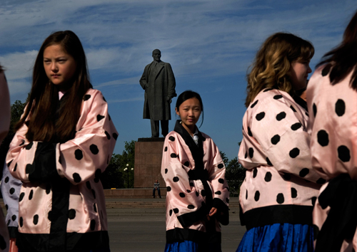 개인전 <레닌이 있는 풍경>(2007)을 열었던 이상엽 작가의 작품에는 러시아 혁명가 레닌이 자주 등장한다.