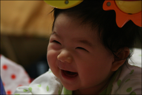 환하게 웃고 있는 아기의 모습.