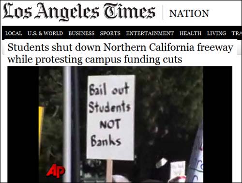 캘리포니아에서 벌어진 등록금 인상 반대시위에서 시위대들이 '구제금융은 은행이 아닌 학생에게'라고 쓰여진 피켓을 들고 있다.