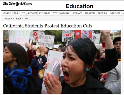캘리포니아 대학 학생들이 등록금 인하를 요구하는 시위를 벌이고 있다. '공교육을 보호하라'는 팻말도 보인다.