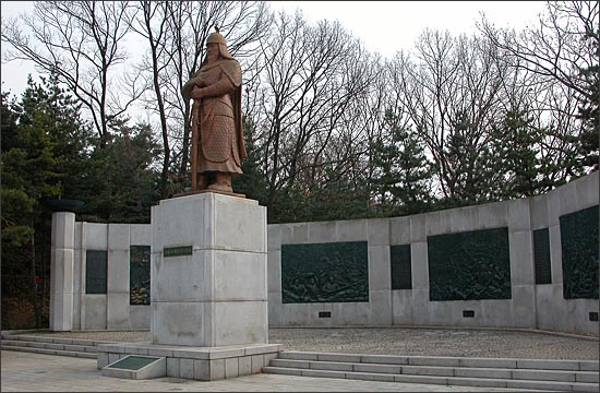 권율 장군 동상. 그 뒤로 전투에 참여한 관군, 의병, 승병, 여성 등 4개의 부조물이 서 있다.