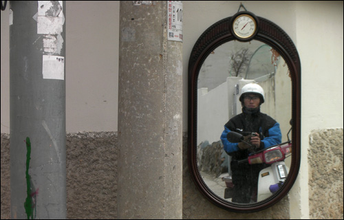 주민들이 지나다니면서 보게끔 걸어 놓은 골목길의 거울이 인상적인 벌교 부용안길 달동네