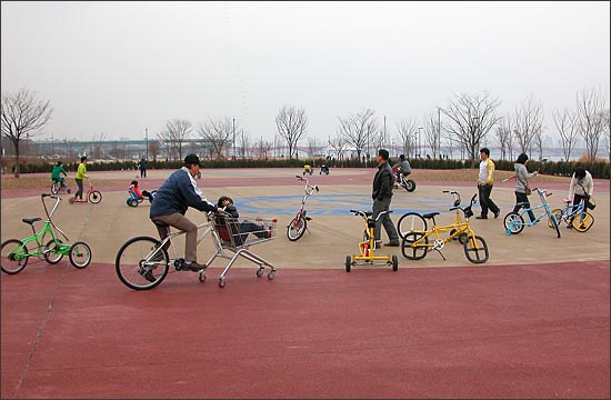 난지한강공원 이색자전거 체험장. 쇼핑카트를 끄는 자전거, 바퀴가 사각인 자전거도 보인다.
