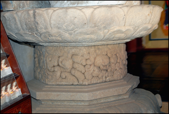 연화대좌의 조각도 뛰어나다. 전체적으로 통일신라 시대의 특징을 잘 나타내고 있다.