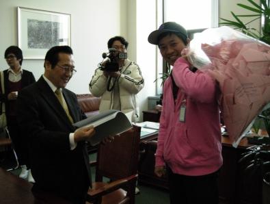 창조한국당 송영오 대표에게 '휴먼파탈'의 김성구(29)씨가 요구안을 전달하고 있다.