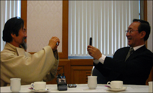 지난 2010년 3월 10일 당시 강기갑 민주노동당 대표와 노회찬 진보신당 대표가 10일 오전 '진보대통합' 회동에서 서로의 모습을 트위터에 올리기 위해 사진 촬영하고 있다.