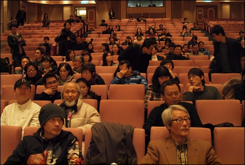  지난 9일 저녁 7시에 국회 의원회관 대회의실에서 열린 '경계도시2' 시사회에 100여 명의 시민들이 참석했다.