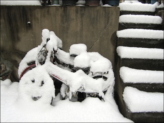 눈덮인 자전거와 장독대 계단