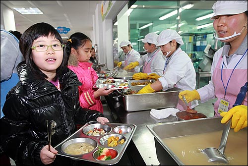 지난 3월 10일 경기도 평택 갈곶초등학교에서 3학년 학생들이 무상으로 제공된 급식을 받아가고 있다.(자료사진)
