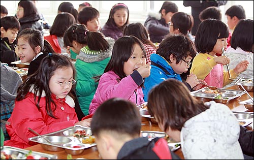 경기도교육청이 3월부터 도서벽지와 농어촌 읍면지역 전체 초등학생에 대한 무상급식을 시행한 가운데 10일 오전 경기도 평택 갈곶초등학교에서 3학년 학생들이 무상으로 제공된 급식을 먹고 있다.