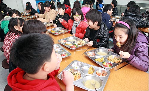 한 초등학교에서 학생들이 급식을 먹고 있다. 