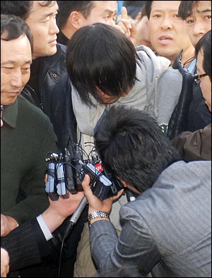 부산 여중생 L양(13)을 납치 살해한 피의자 김아무개(33)씨가 10일 오후 부산 사상구 덕포시장에서 검거된 뒤 사상경찰서로 압송됐다.
