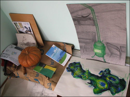 '초록 누룽지'작가는 전국 해안선 일주를 하면서 연필 드로잉만으로 그림 기초 공부를 하고 있다. 그의 그림 여행은 2013년까지로 예정되어 있다고. (http://blog.daum.net/ellust)