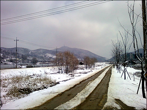 눈덮힌 계양산이 마을을 굽어보고 있다.