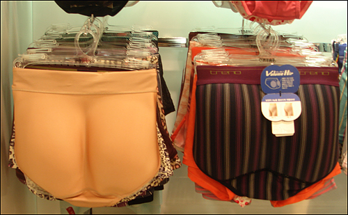 여성용 보정 속옷(왼쪽), 남성용 보정 속옷 (오른쪽)