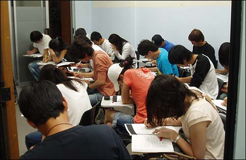 시드니의 학원에서 영어 공부에 여념이 없는 한국 유학생들.