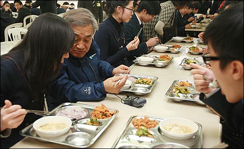 이재오 국민권익위원장이 11일 정오 서울 용산구 중경고등학교를 찾아 학교급식 관련 제도개선을 확인한 뒤 학생들과 함께 점심을 먹고 있다.